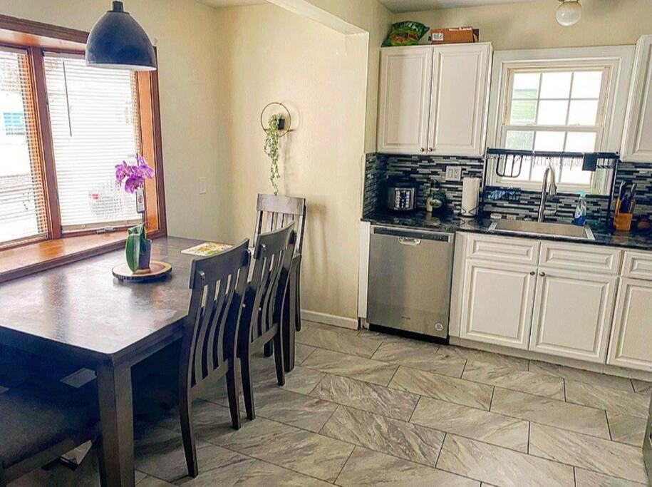 Adorable&cozy Suburban Mins From Dwtn/airport Hébergement de vacances *